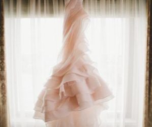 Ką turi žinoti kiekviena nuotaka prieš renkantis vestuvinę suknelę.