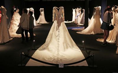 Laikui nepavaldžios meilės istorijos: kas puošėsi muziejaus eksponatais virtusiomis suknelėmis?