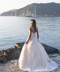 Vestuvinės suknelės spalva ir audinys – kaip išsirinkti?